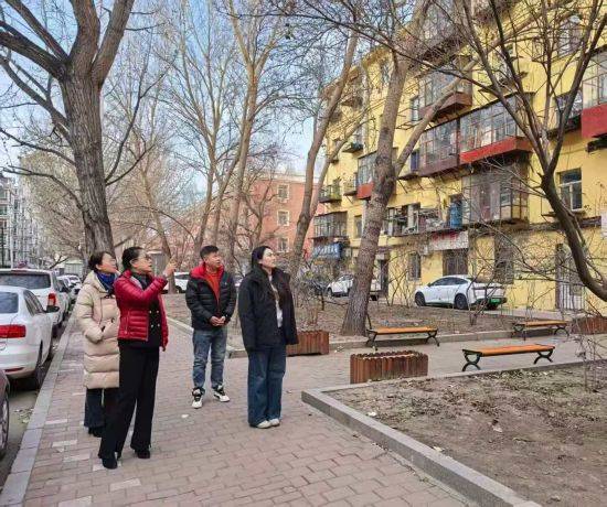 哈市香坊區(qū)安樂(lè)街道高效推進(jìn)大慶副路外掛陽(yáng)臺(tái)清理工作