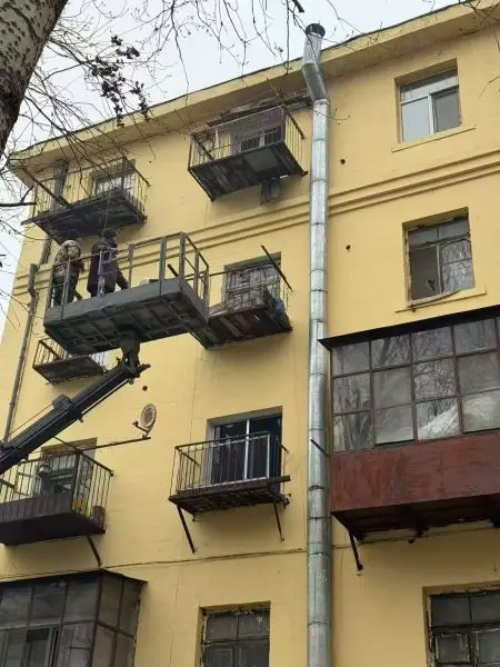 哈市香坊區(qū)安樂(lè)街道高效推進(jìn)大慶副路外掛陽(yáng)臺(tái)清理工作