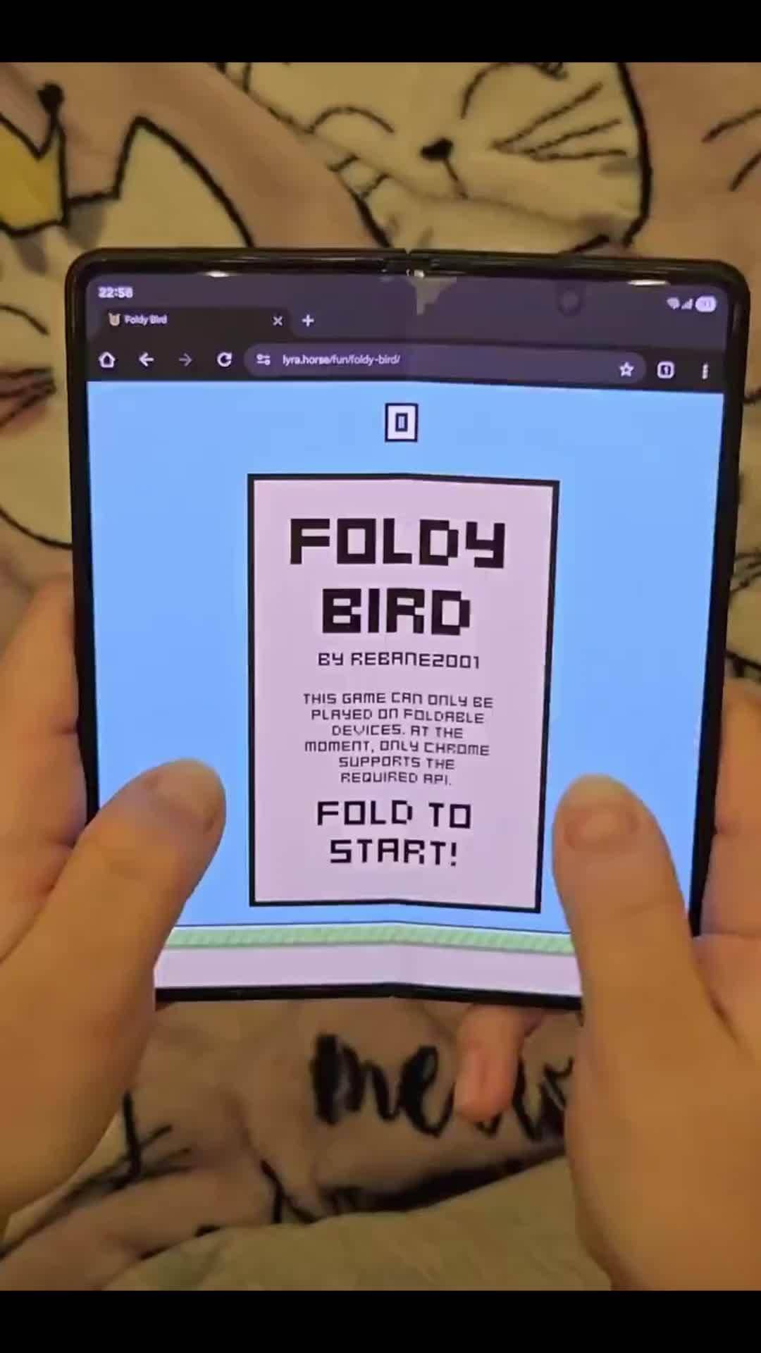 鉸鏈大考驗(yàn)，玩家用折疊屏手機(jī)開合游玩《Flappy Bird》小游戲