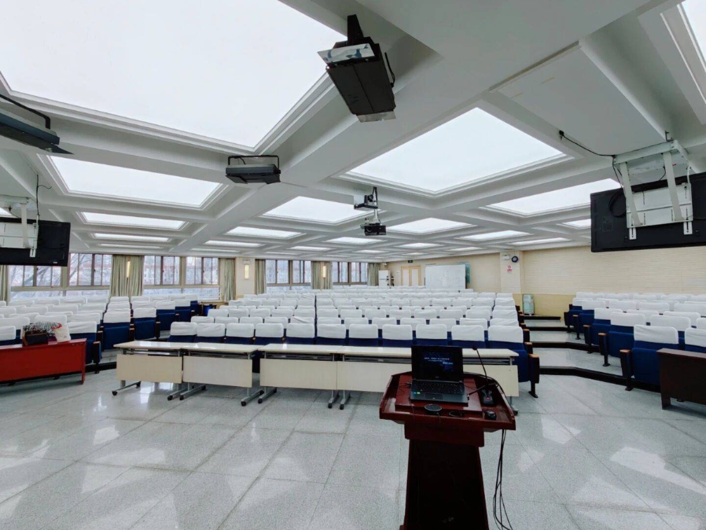 200多個(gè)中學(xué)老師，集體……